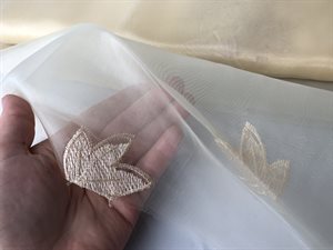 Fastvævet - organza i fløde med blomst